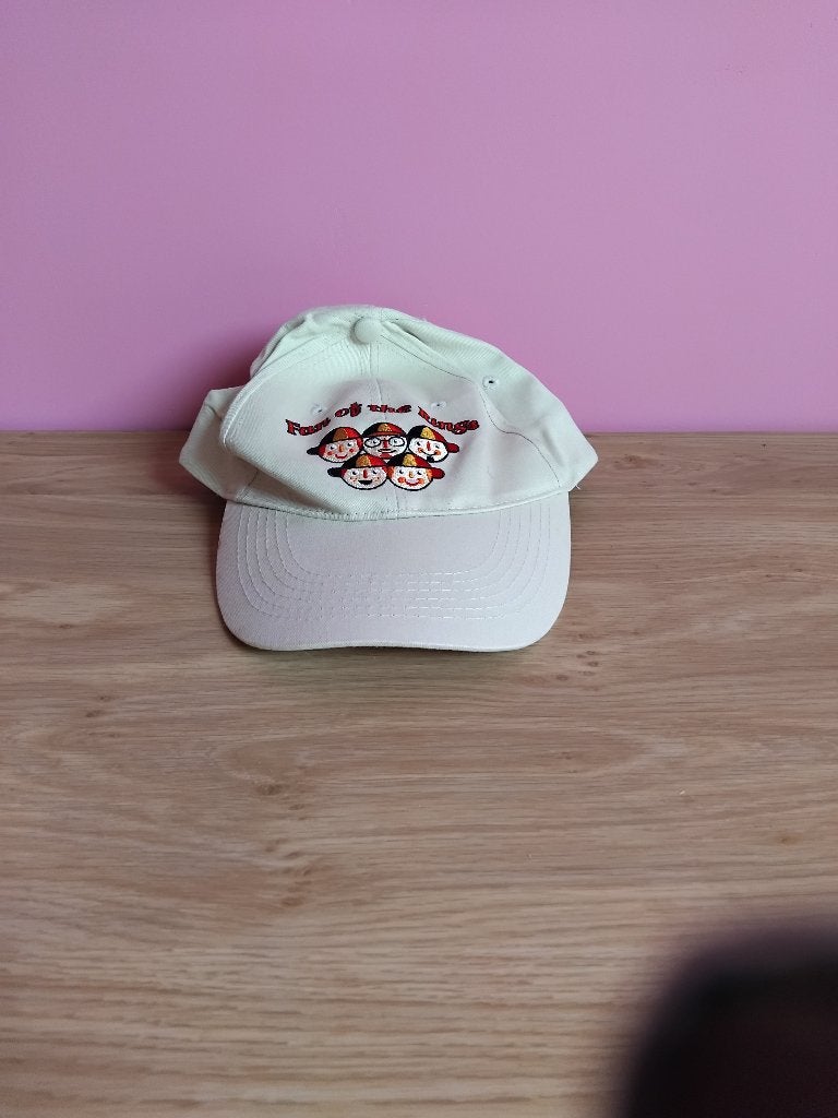 Witte pet met 'Trendy of the King' borduring, Enfants & Bébés, Enlèvement, Casquette