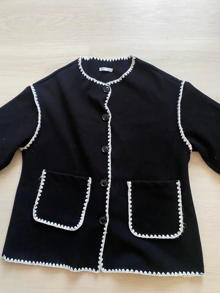 Trendy zwart vest met contrast boorden (blanket stitch look, Kleding | Dames, Jassen | Winter, Ophalen, Zo goed als nieuw, Maat 38/40 (M)