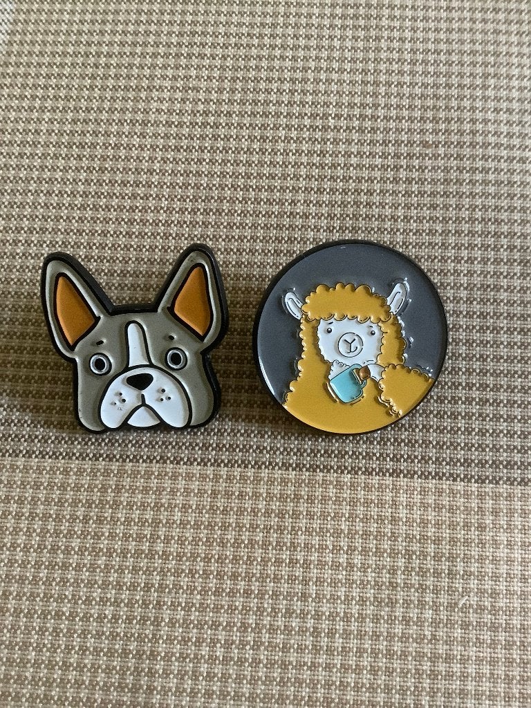 2 pins van pinbox franse buldog-schaap met beker, Ophalen of Verzenden, Gebruikt