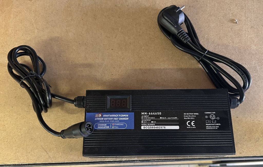 Snellader voor e-step Minimotors Dualtron 60V batterij, Fietsen en Brommers, Ophalen, Nieuw, Elektrische step (E-scooter), Dualtron