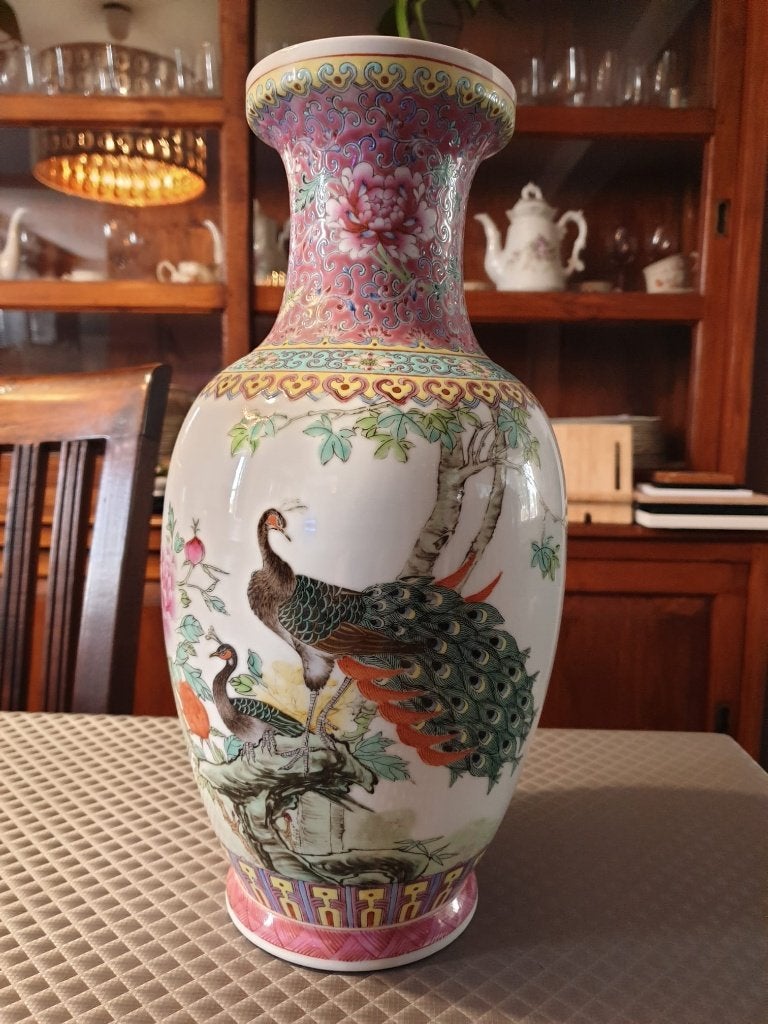 Chinese porseleinen Famille Rose vaas met pauwen - 36 cm., Antiek en Kunst, Ophalen