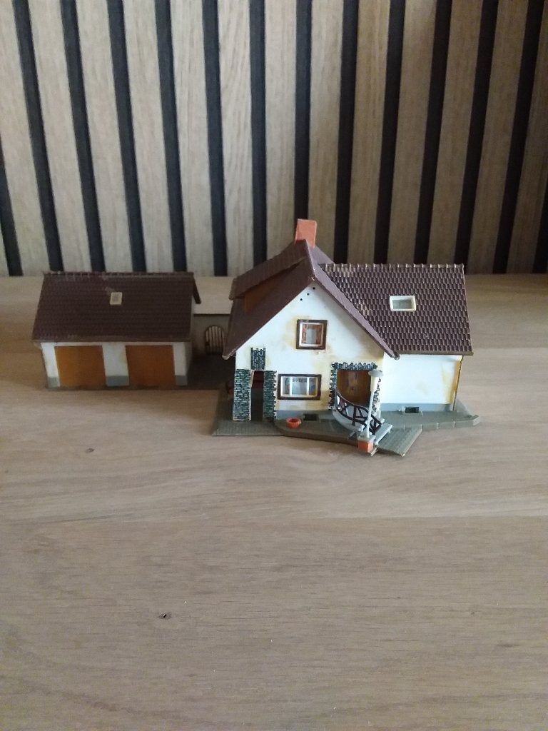 Faller B -270 huis met dubbele garage., Autres marques, Enlèvement, Utilisé, Pont, Tunnel ou Bâtiment
