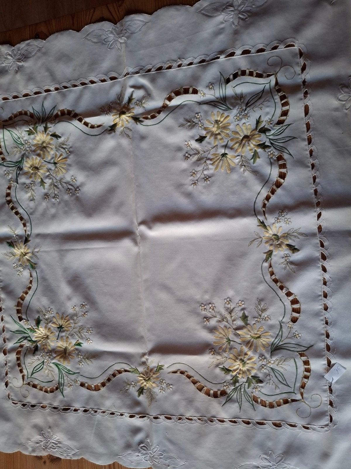 ecru tafellakentje 85x85 cm met borduursels, Ophalen, Zo goed als nieuw