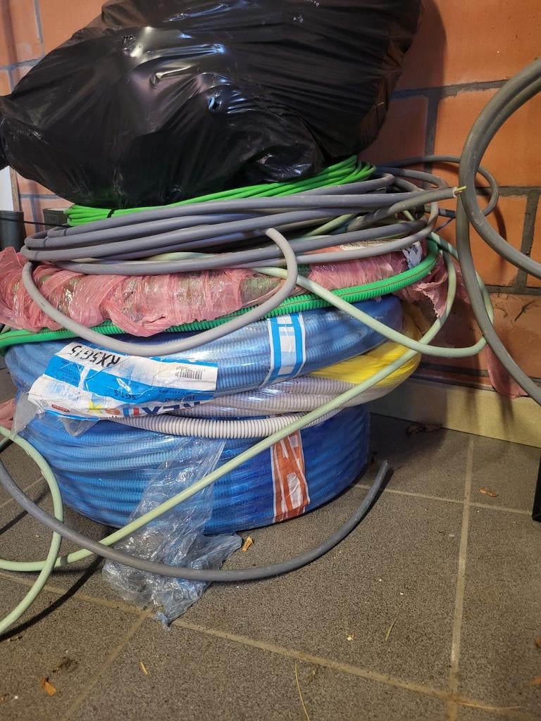 Elektriciteitskabels ongebruikt. Prijs overeen te komen, Ophalen