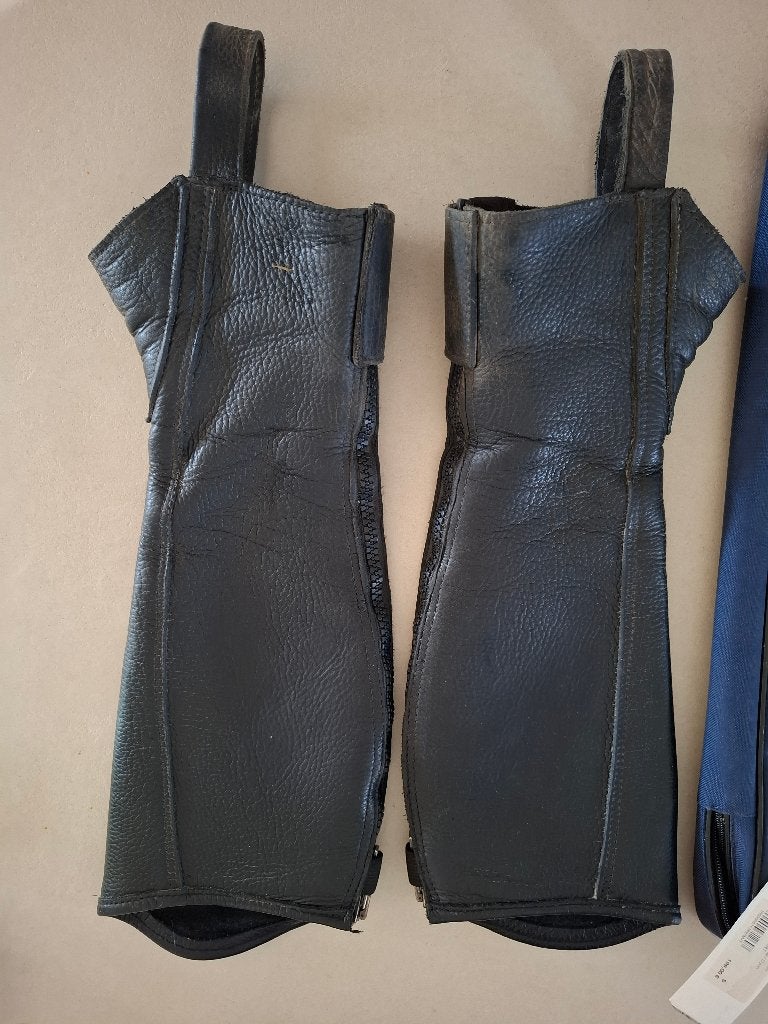 Mini chaps original Dyon zwart, Animaux & Accessoires, Autres marques, Fermeture éclair, Comme neuf, Enlèvement