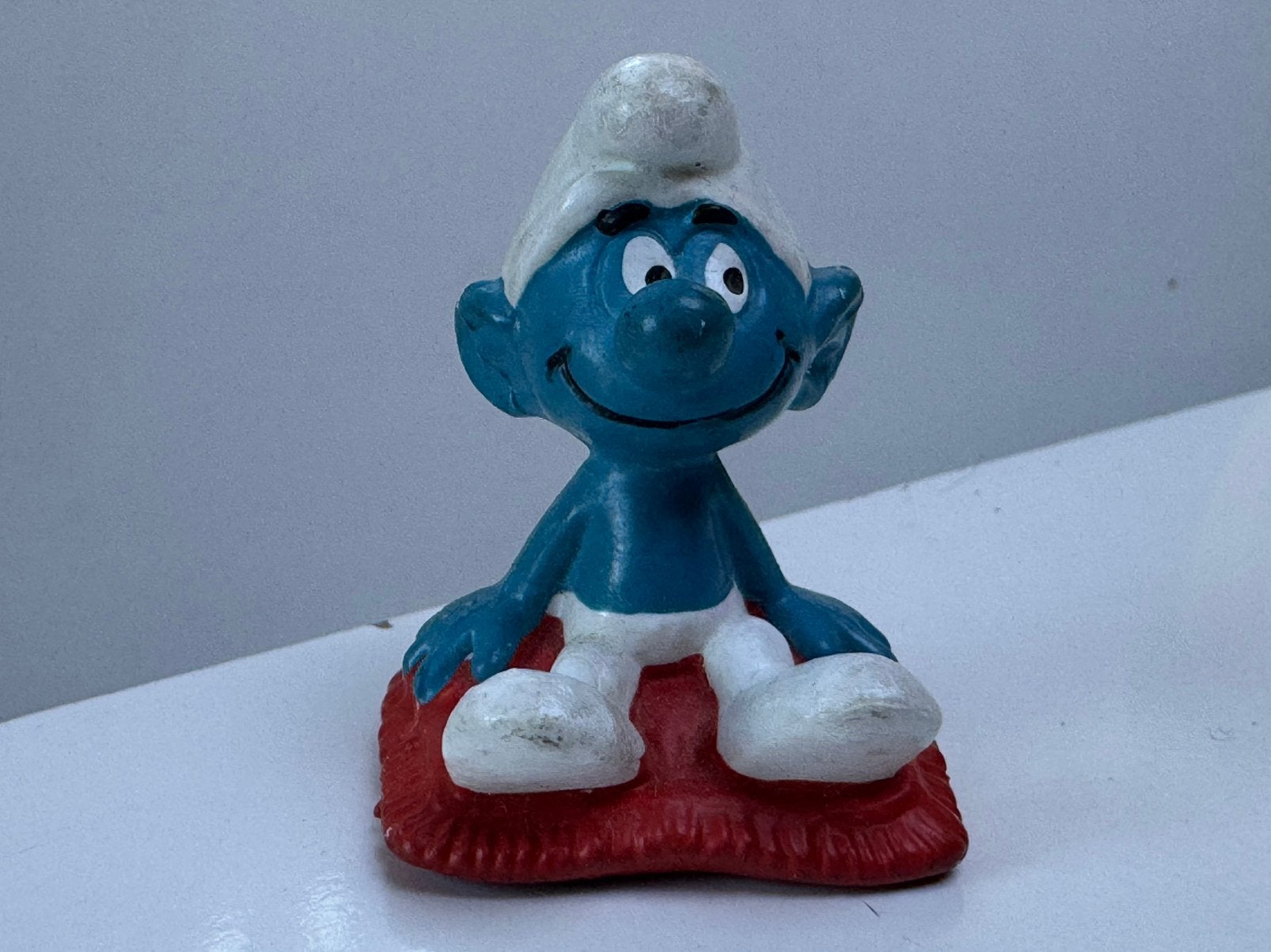 Flying smurf- miniatuur smurf op vliegend tapijt, Collections, Schtroumpfs, Enlèvement ou Envoi, Utilisé, Autres Schtroumpfs, Poupée, Figurine ou Peluche