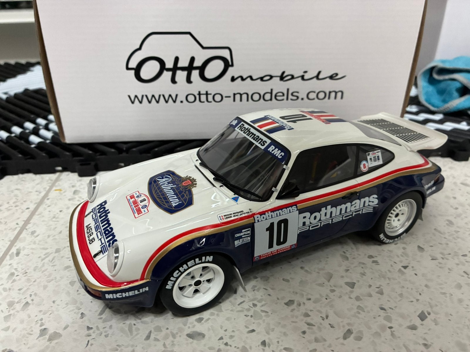 Porsche 911 SC RS 1/18 Rothmans, Enlèvement ou Envoi, Comme neuf, Voiture, OttOMobile
