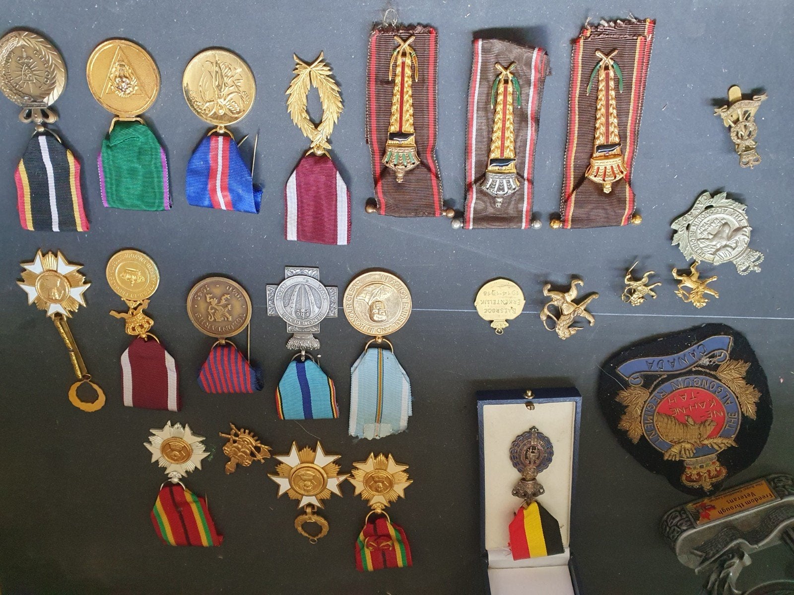 Medailles, Collections, Broches, Pins & Badges, Enlèvement