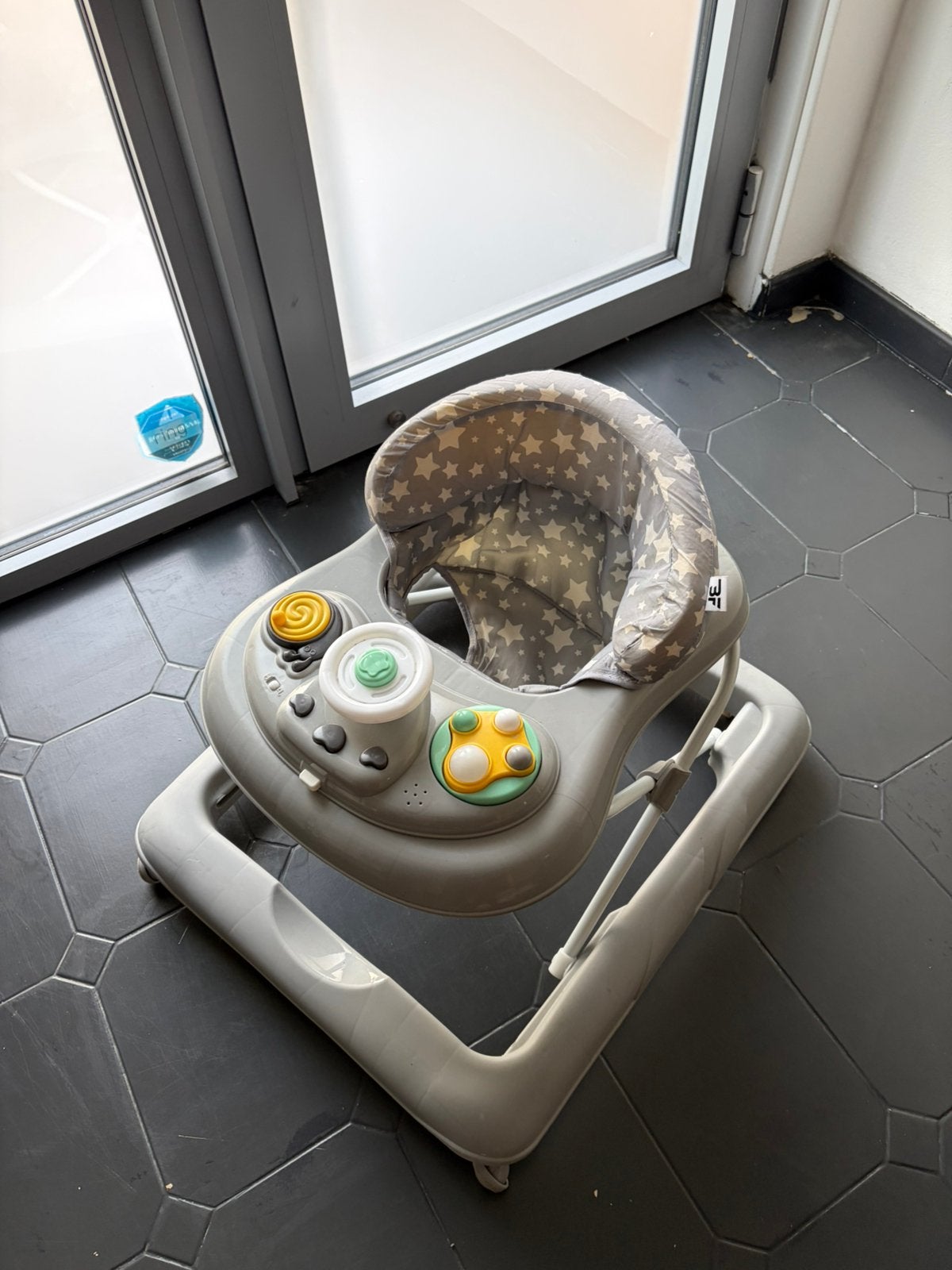 Baby loopstoel met speelblad – grijs met sterren, Ophalen, Zo goed als nieuw, Met licht