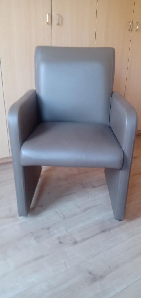 6 bruine stoelen met armleuningen en wieltjes, Huis en Inrichting, Stoelen, Ophalen, Overige materialen, Bruin, Zo goed als nieuw