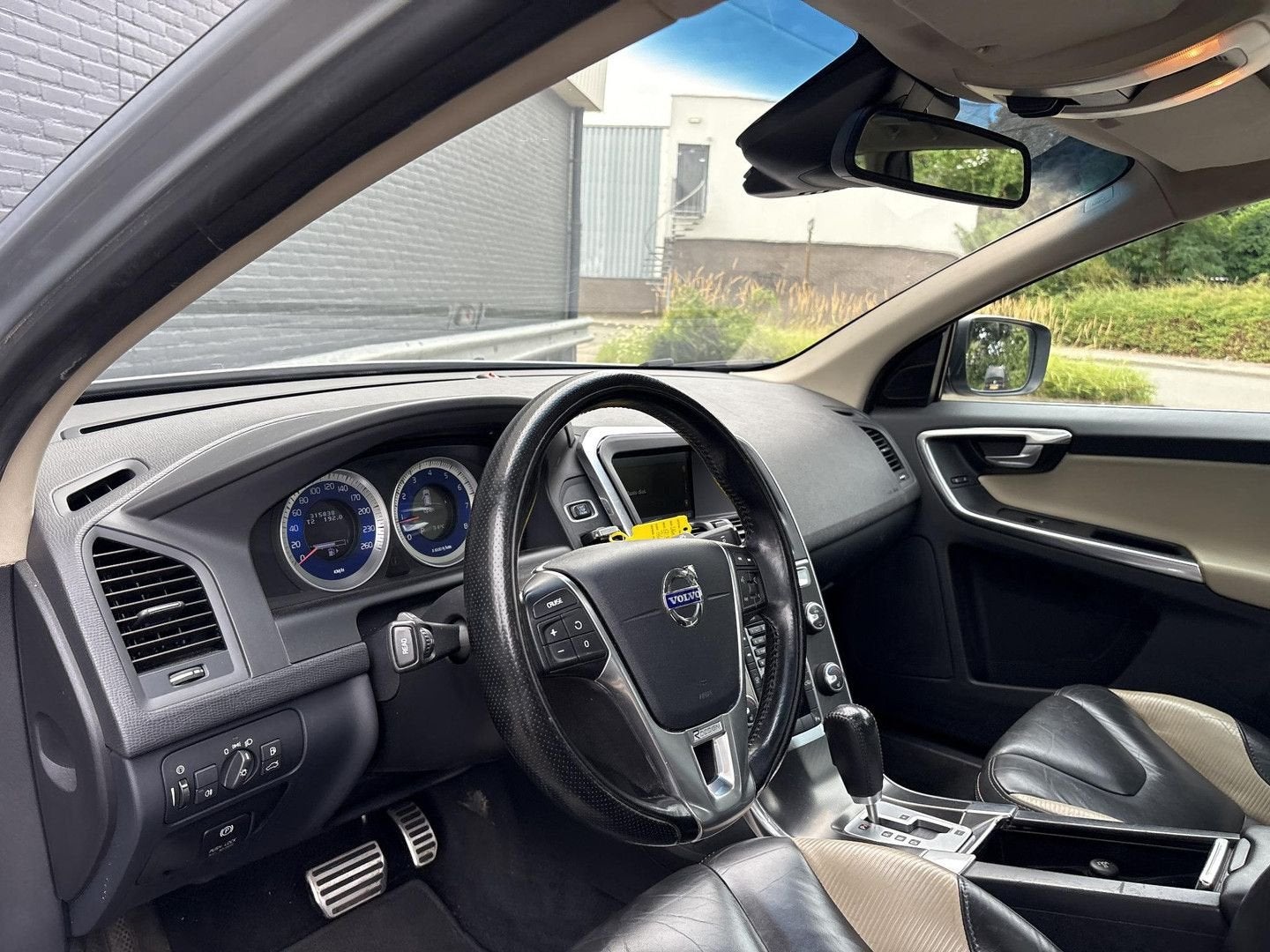 Volvo XC60 2.0 T5 R-Design Automaat | Leder | Pano | Climate, Auto's, Volvo, Automaat, Zwart, Bedrijf, XC60