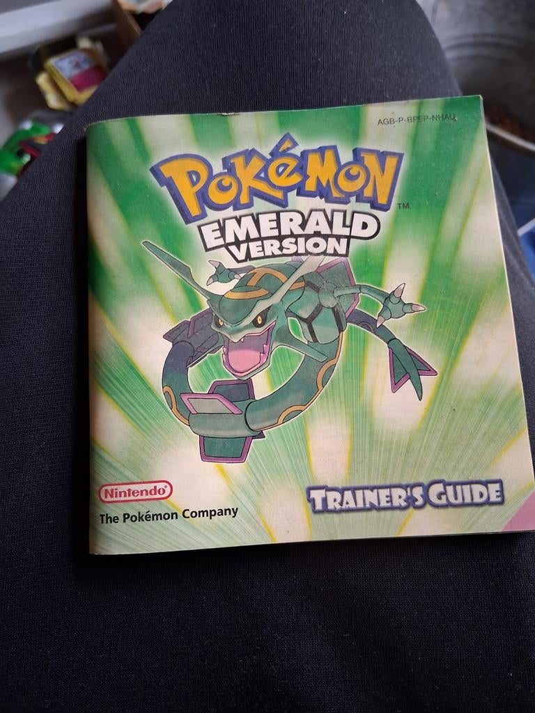 Pokemon boekje emerald en fire red, Games en Spelcomputers, Ophalen