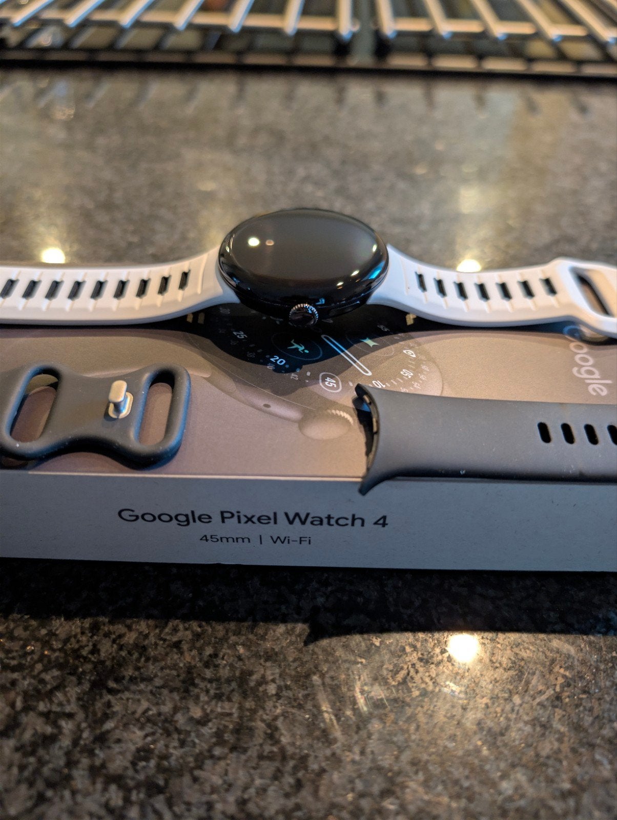 Google Pixel watch 4 350,- incl bandjes, Ophalen, Google, Zwart, Nieuw
