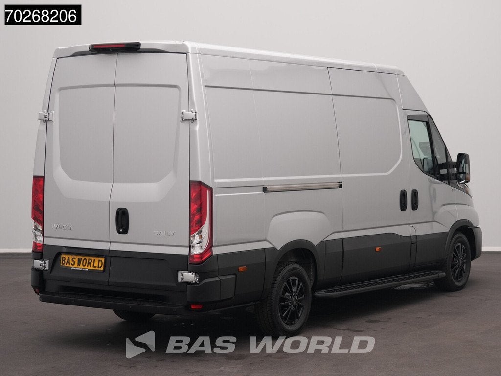 Iveco Daily 35S21 BPM VRIJ! 3.0L Automaat L2H2 Black Edition, Auto's, Stof, Euro 6, 4 cilinders, Iveco