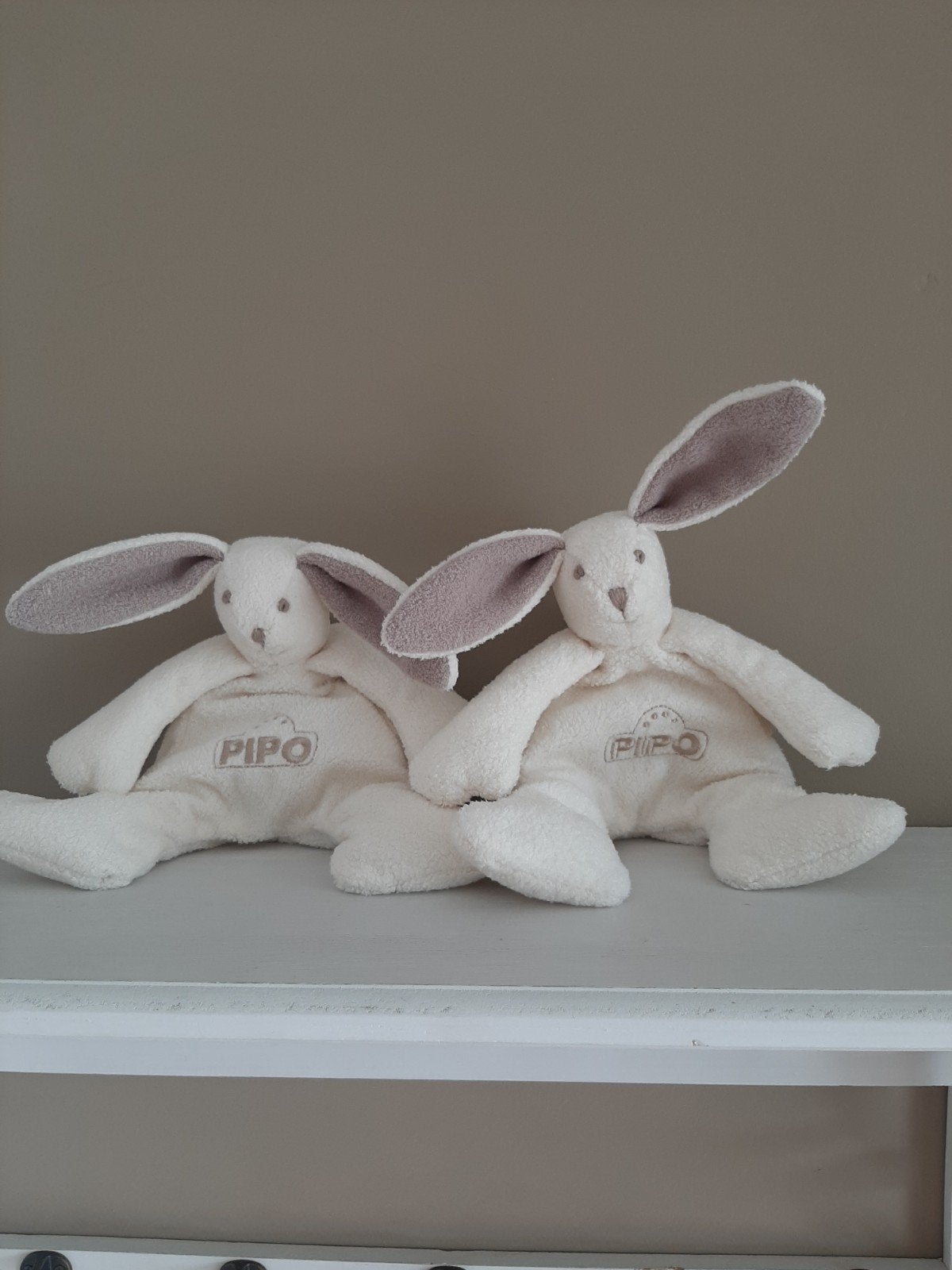 2 x knuffels konijnen, Enfants & Bébés, Jouets | Peluches, Enlèvement ou Envoi, Comme neuf, Beige, Petit (moins de 20 cm)