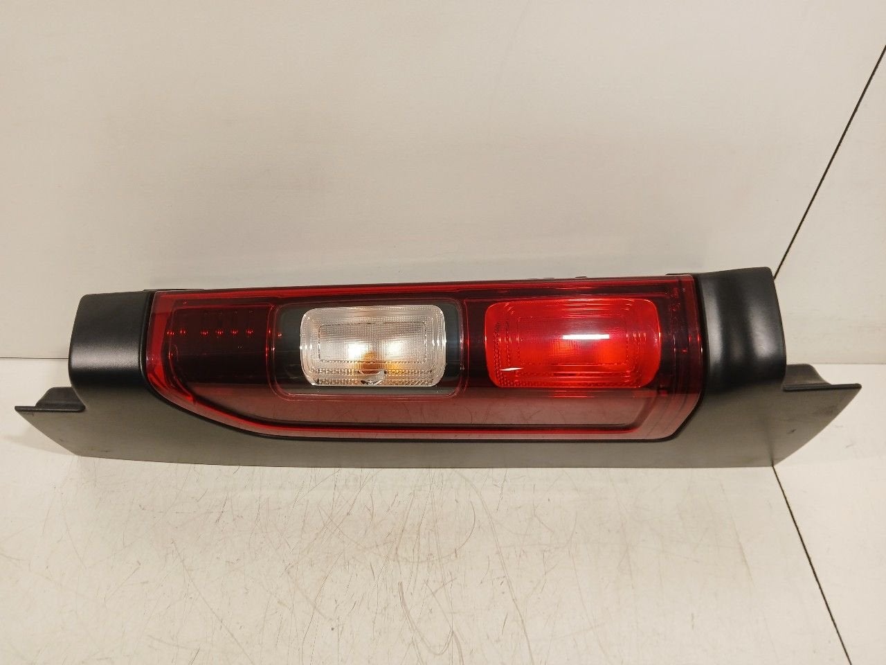 Achterlicht links buiten Opel Vivaro, Onderdelen@venauto.nl, Van der Ven Autorecycling B.V., Gebruikt, Ettenseweg 76, 4706 PB Roosendaal, The Netherlands