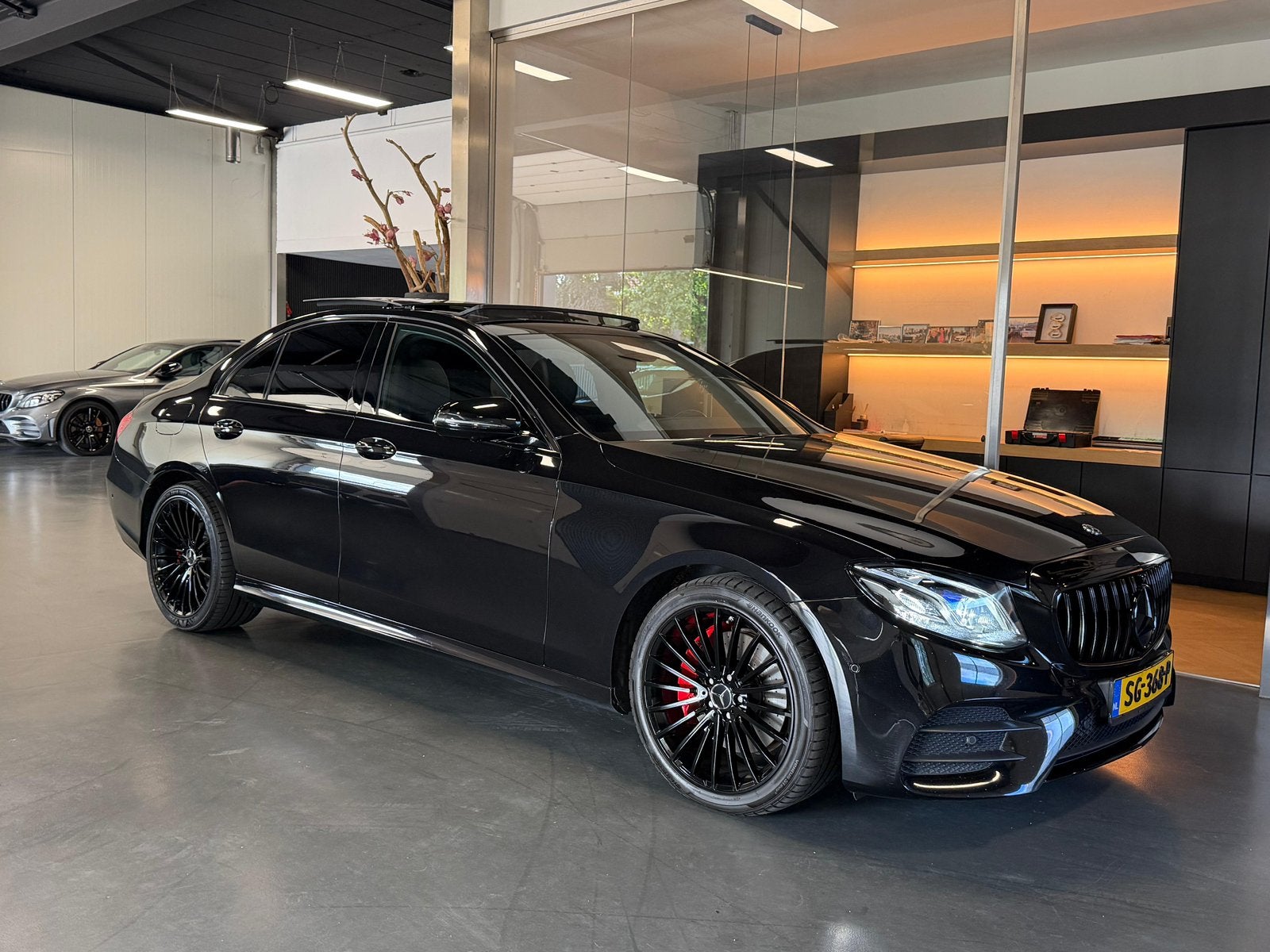 Mercedes-Benz E-Klasse 200 Amg night Panorama Burmester 360, Automaat, Zwart, Bedrijf, Berline