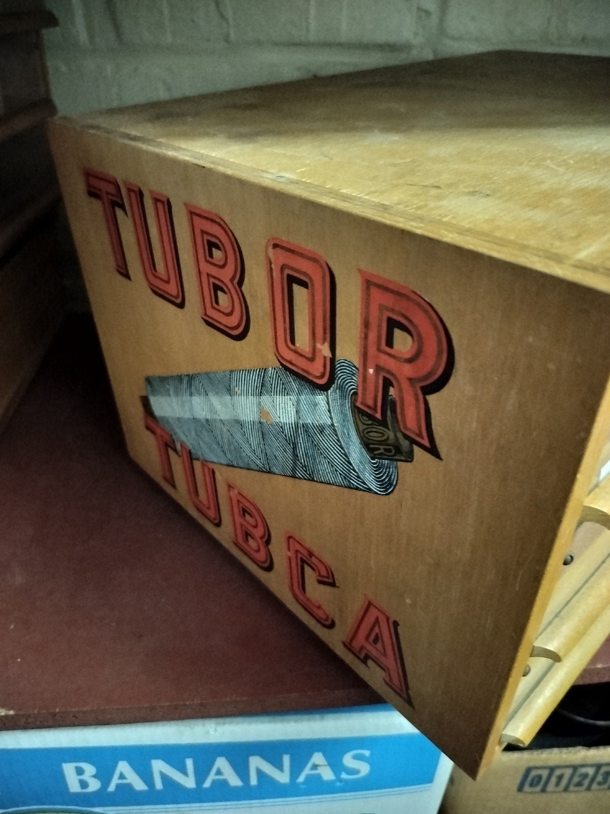2 vitrines en bois, fil à coudre Tudor, Enlèvement