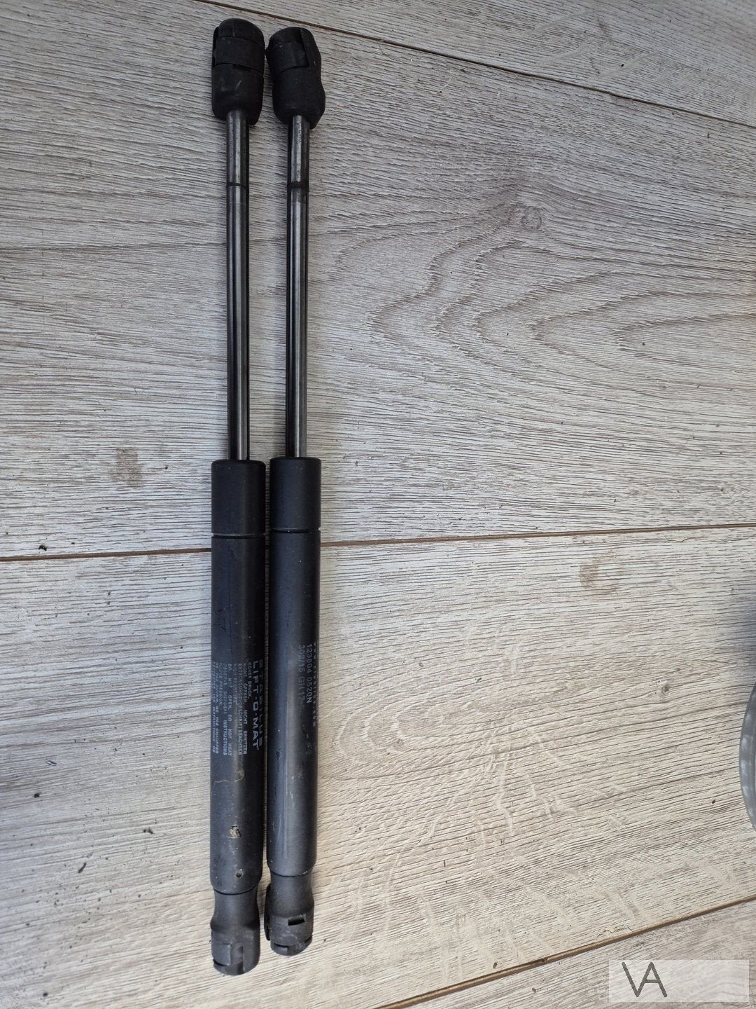 Chrysler 300c 300 c 2004 - 2010 motorkap gasveer setje €30, Gebruikt, -, Ophalen of Verzenden, -