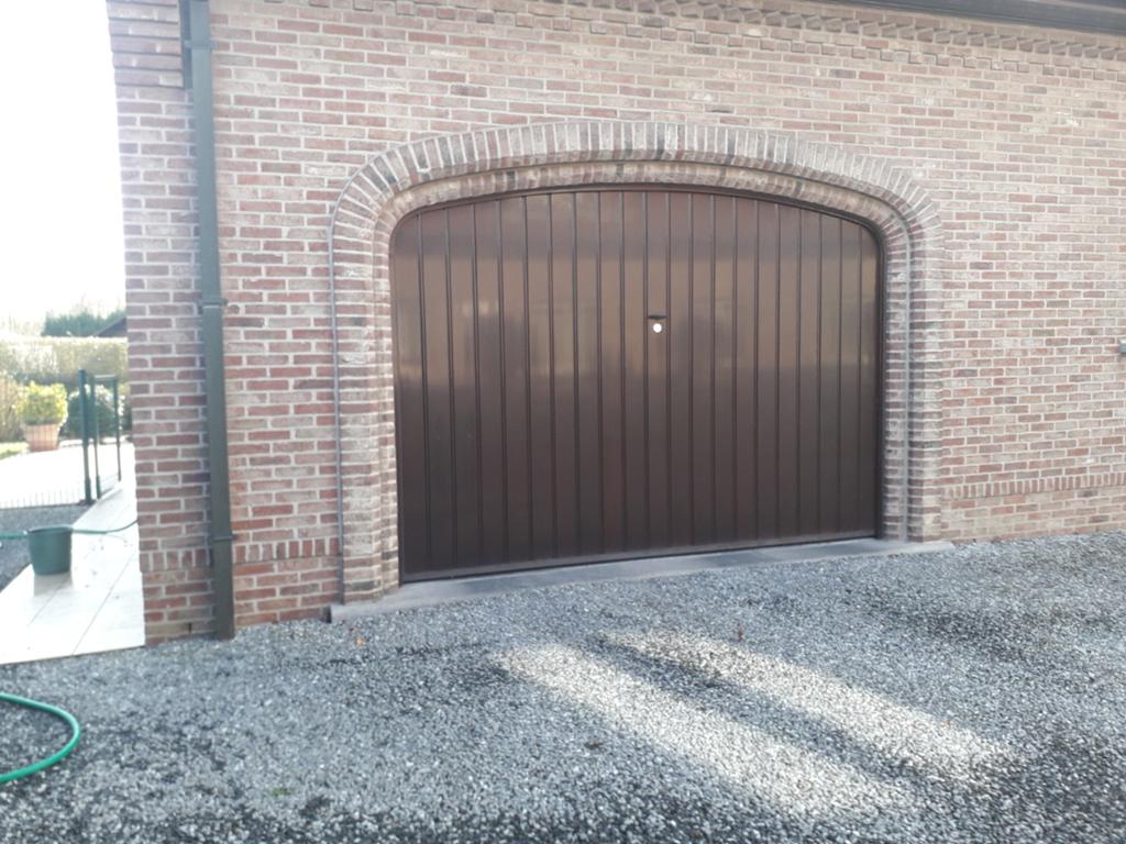 Grande porte de garage avec moteur