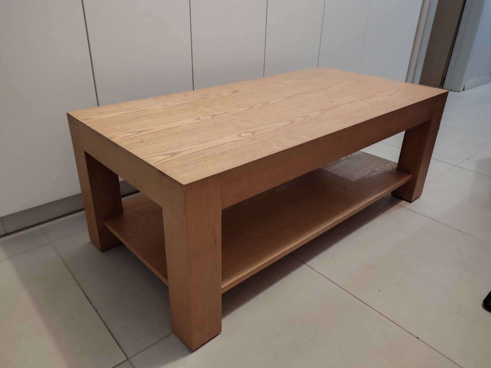 Wie biedt voor deze stevige houten salontafel?, Ophalen