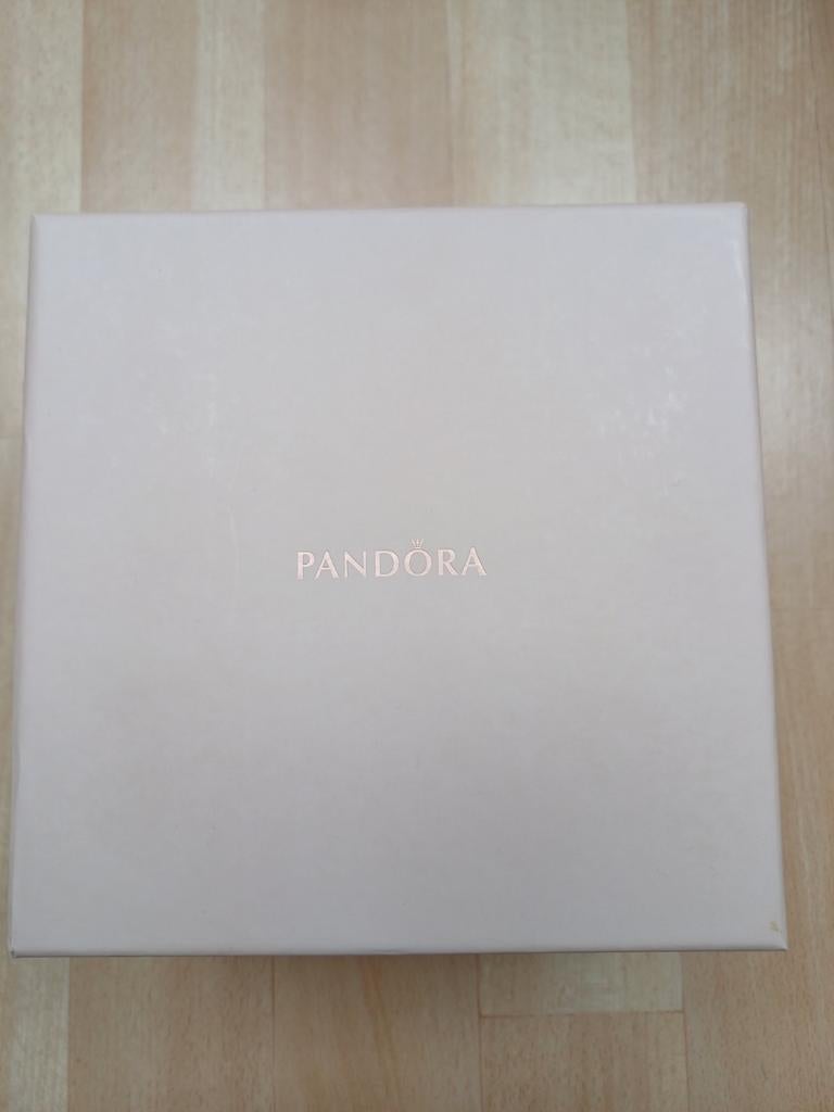 Pandora juwelendoos, Enlèvement ou Envoi, Pandora