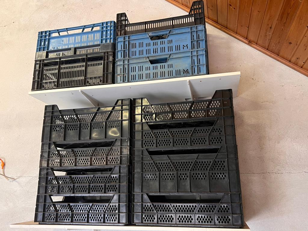 Stapelbakken plastic bakken 11x laag 6x hoog, Ophalen, Zo goed als nieuw