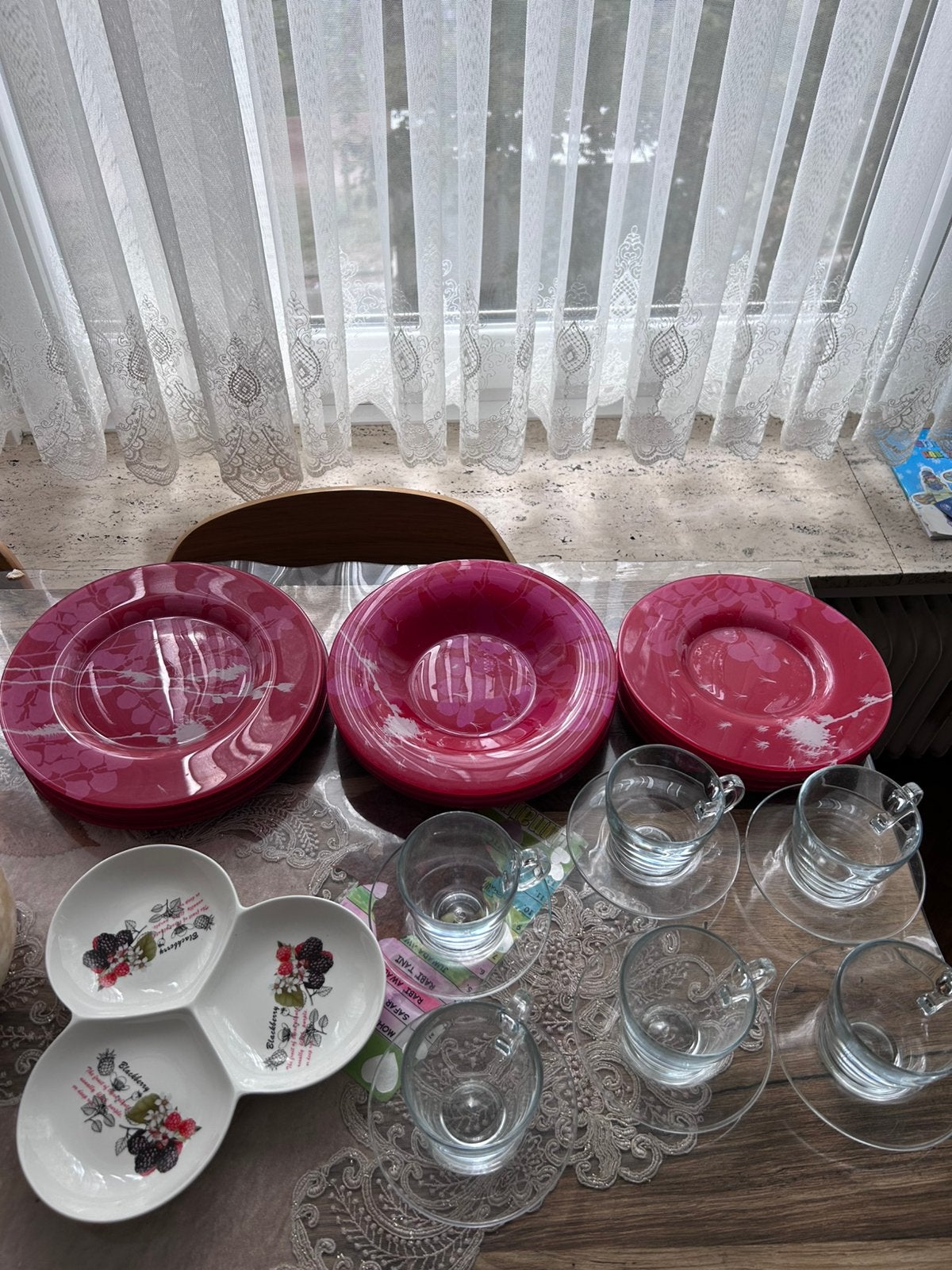 assiettes et verres, Enlèvement