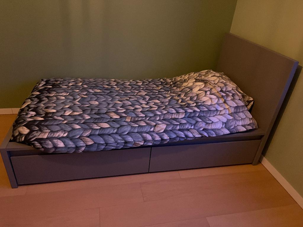 1 persoonsbed, Maison & Meubles, Chambre à coucher | Lits, Comme neuf, Une personne, 90 cm, 200 cm, Gris, Enlèvement