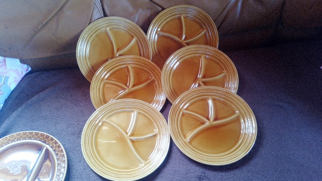 LOT  DE  6   ASSIETTES   A  FONDUE + 12   PIQUES, Electroménager, Fondue, Comme neuf, Service à fondue, Enlèvement ou Envoi
