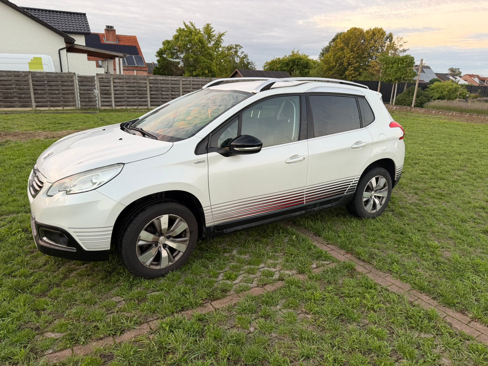 Peugeot 2008 urbancros 1.2 benzine 2015 76.000km met keuring, Auto's, Voorwielaandrijving, 4 deurs, Monovolume, Leder en Stof
