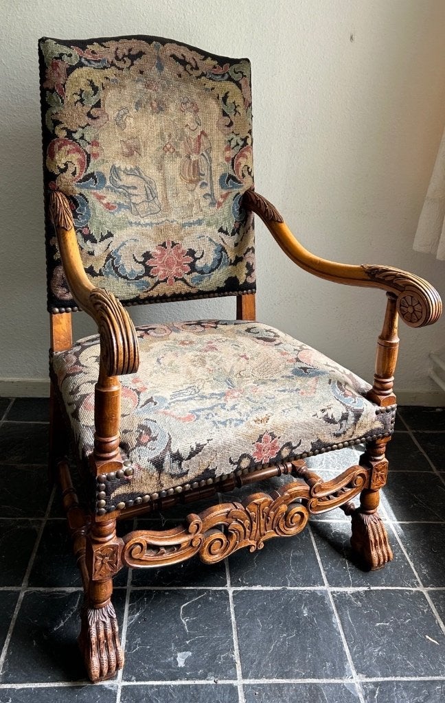 Fauteuil Gobelin en bois brodé Louis XIII du XVIIe siècle, Enlèvement