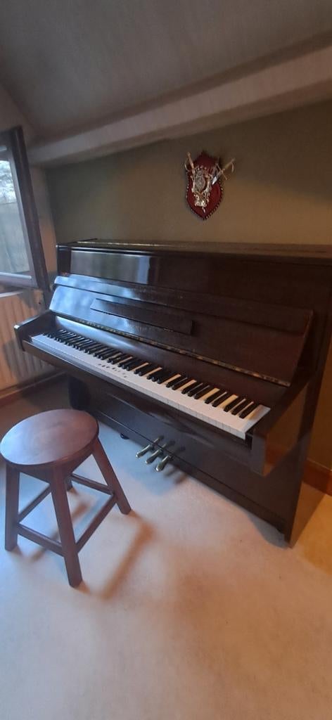 Piano droit HSINGHAI + Tabouret assorti – Très bon état, Musique & Instruments, Pianos, Enlèvement, Piano
