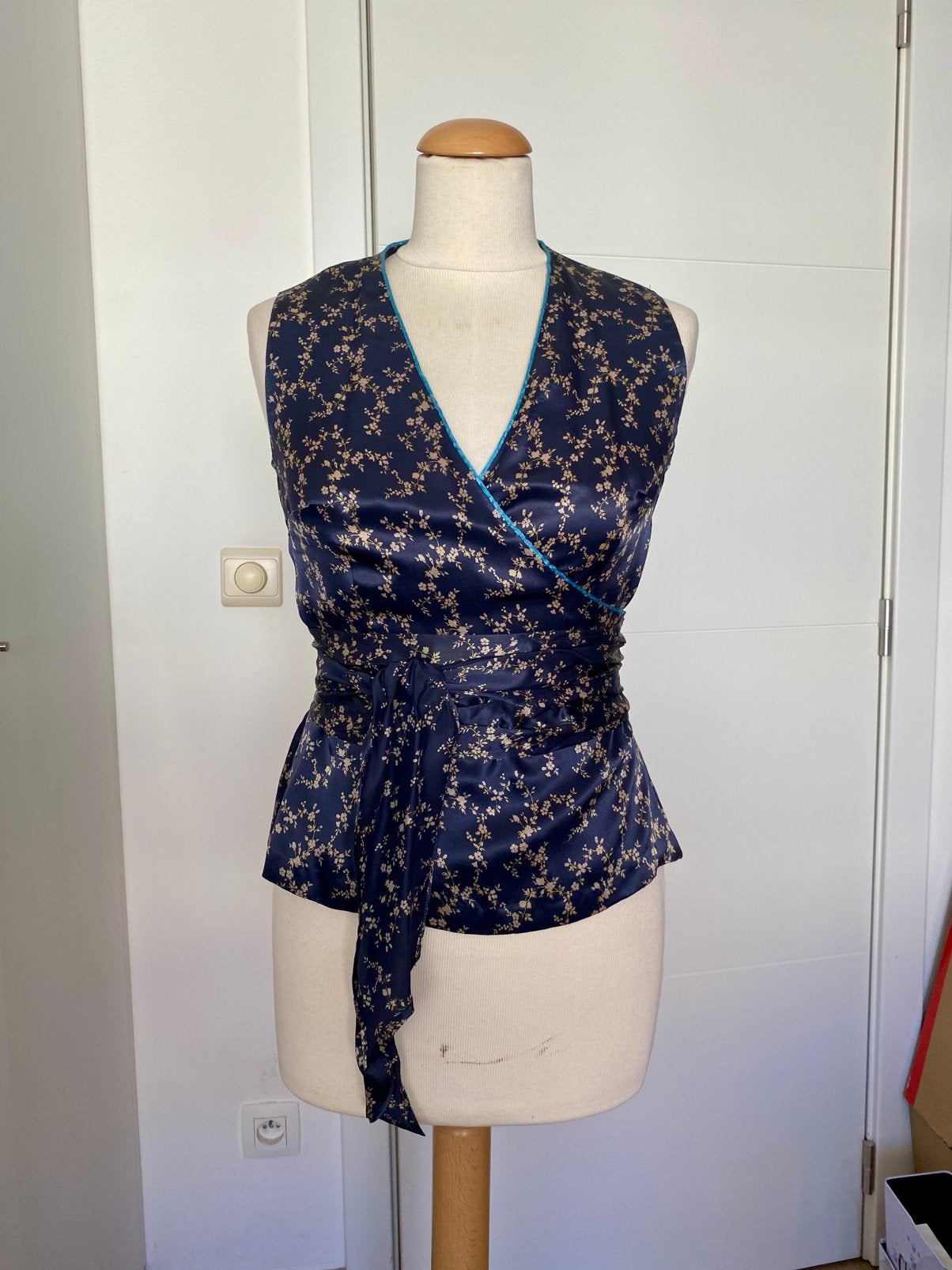 Massimo Dutti top met kruisvormige hartjes, maat xs, Kleding | Dames, Topjes, Blauw, Ophalen of Verzenden, Zo goed als nieuw, Zonder mouw