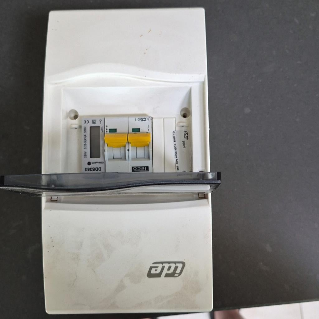 Kleine elektrische verdeeldoos met 25A automaat + digitale k, Ophalen of Verzenden