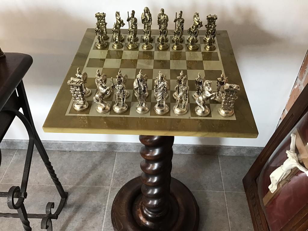 Unieke schaaktafel met prachtige zware metalen schaakstukken, Ophalen of Verzenden, Zo goed als nieuw