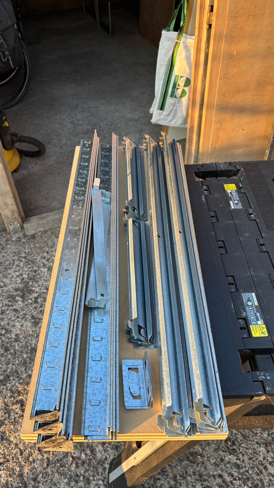 Metalen rek van 4 legplanken 75 x 30 x 150cm, Tuin en Terras, Bergingen en Tuinkasten, Ophalen, Gebruikt, Metaal, Fietsenberging