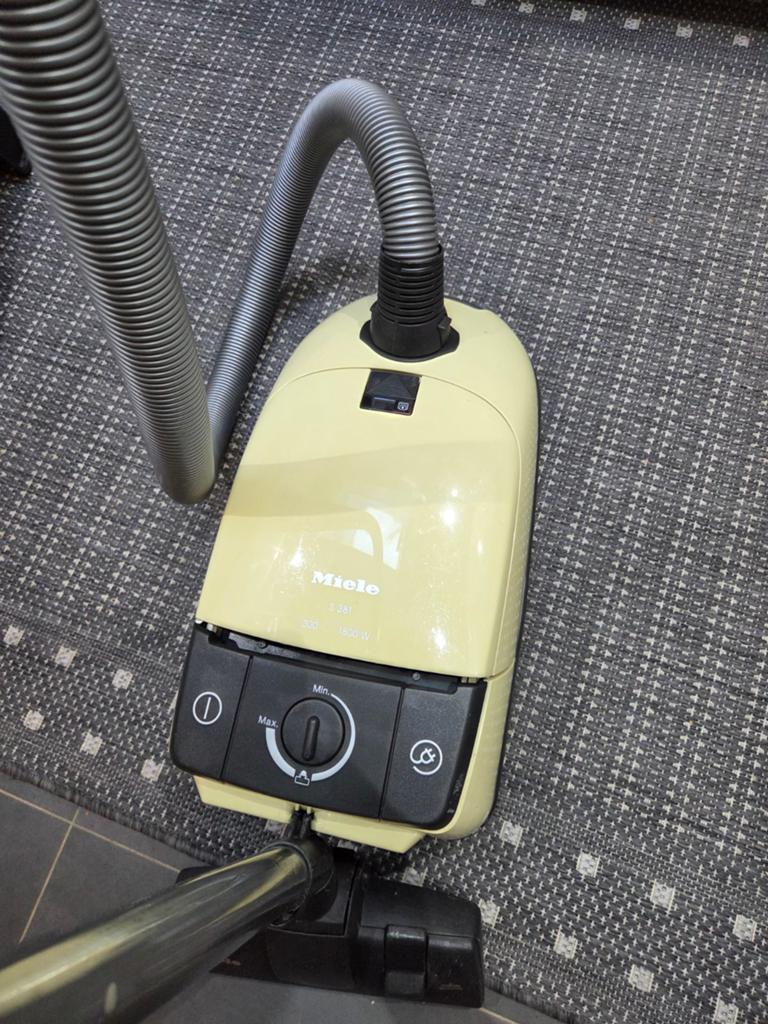 Stofzuiger miele 1800w, Elektronische apparatuur, Stofzuigers, Miele, Sledestofzuiger, Ophalen, Stofzak