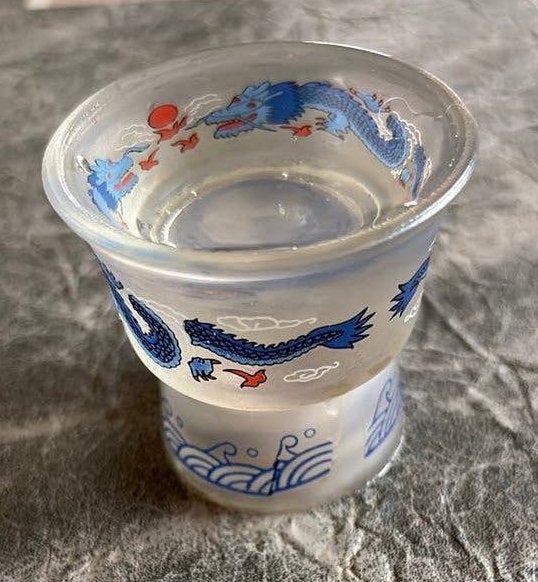 Vintage Magic Sakeglas met Blauwe Draak-Verborgen Afbeelding, Verzamelen, Glas en Drinkglazen, Ophalen of Verzenden, Zo goed als nieuw