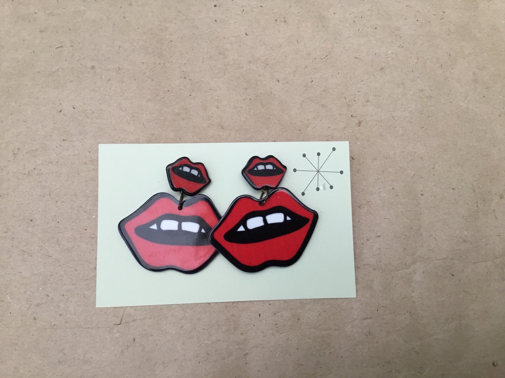 Boucles d'oreilles en forme de bouche, Bijoux, Sacs & Beauté, Boucles d'oreilles, Rouge, Enlèvement ou Envoi, Comme neuf, Autres matériaux