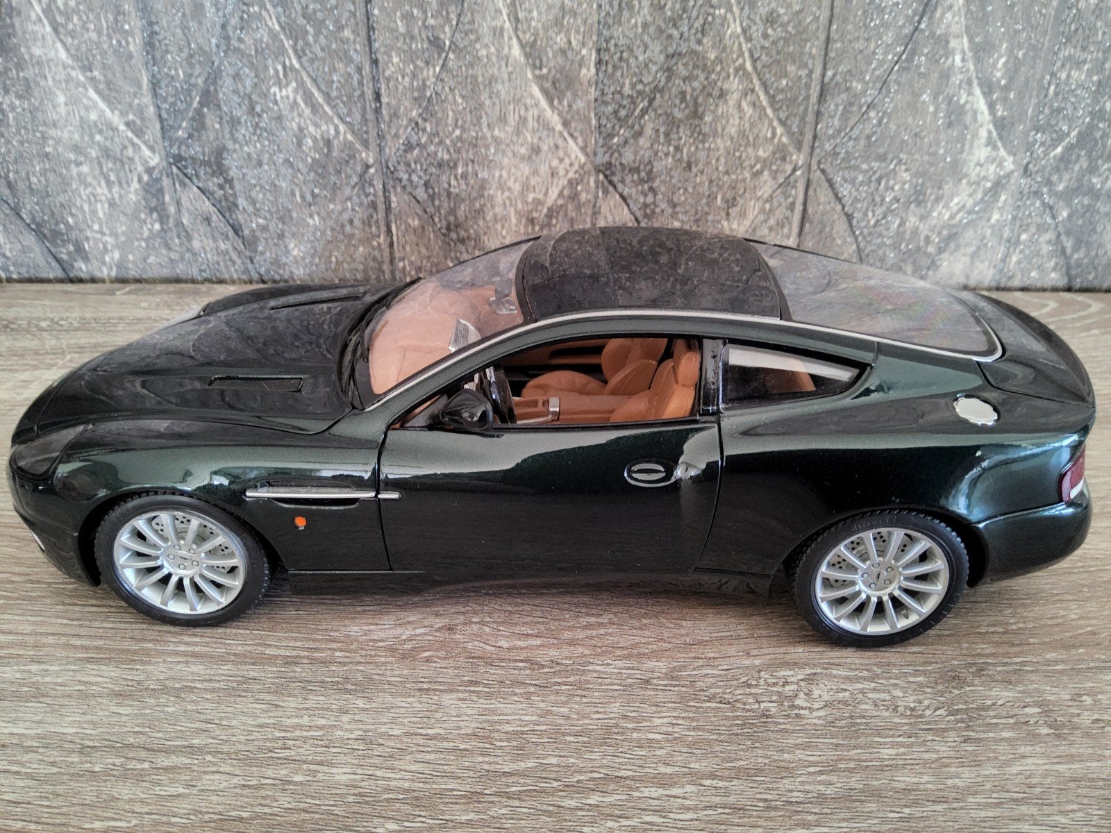 Aston Martin Vanquish., Hobby en Vrije tijd, Modelauto's | 1:18, Ophalen of Verzenden, Burago