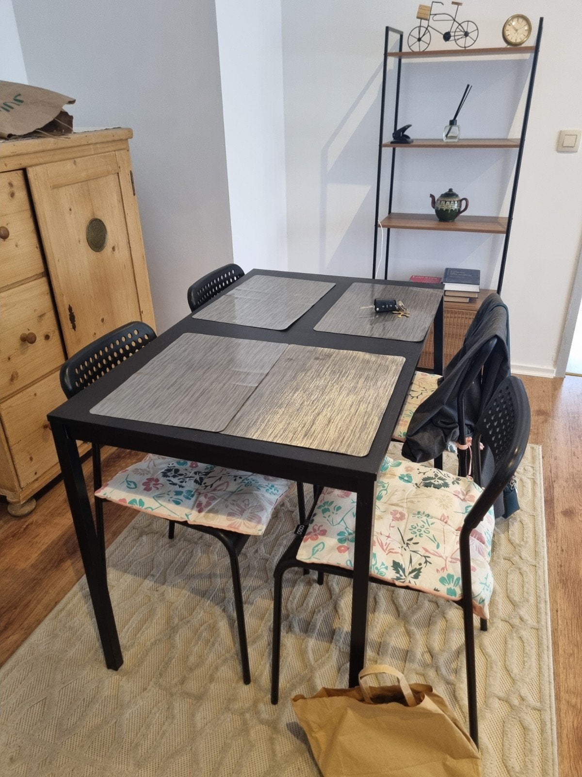 table à manger noire avec 4 chaises., Enlèvement, Comme neuf, 50 à 100 cm