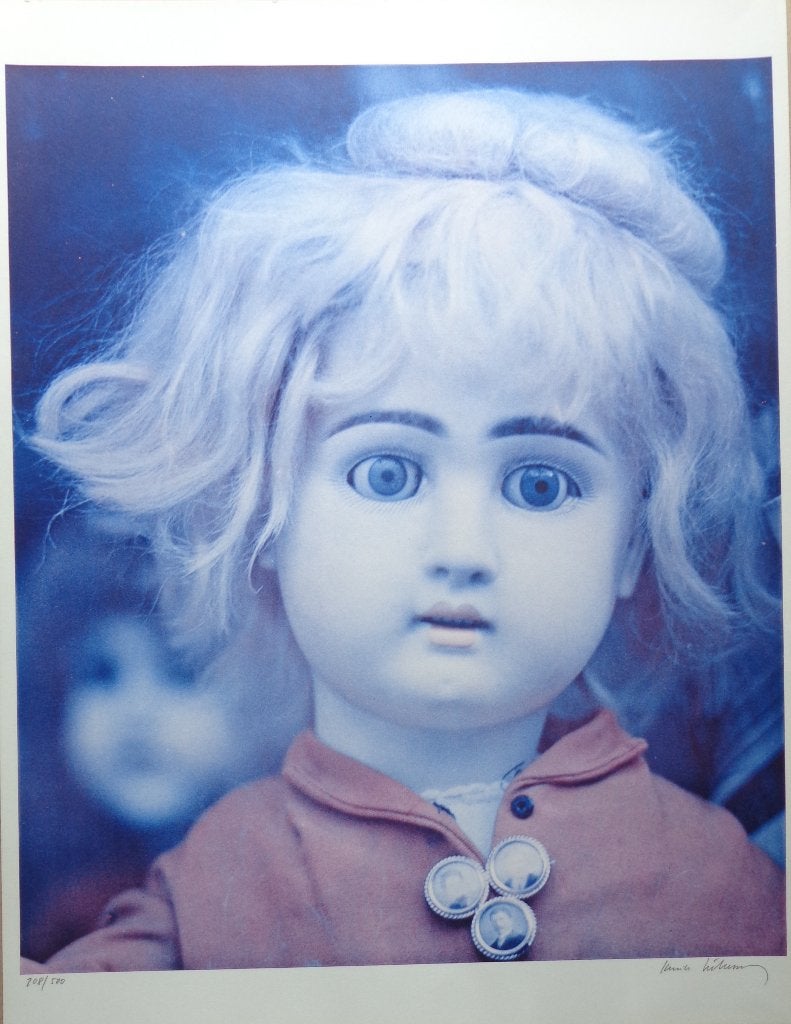 KARIN SZEKESSY / BLAUE PUPPE / KLEURZEEFDRUK / 65x50cm / SIG, Antiquités & Art, Art | Lithographies & Sérigraphies, Signé, Enlèvement ou Envoi