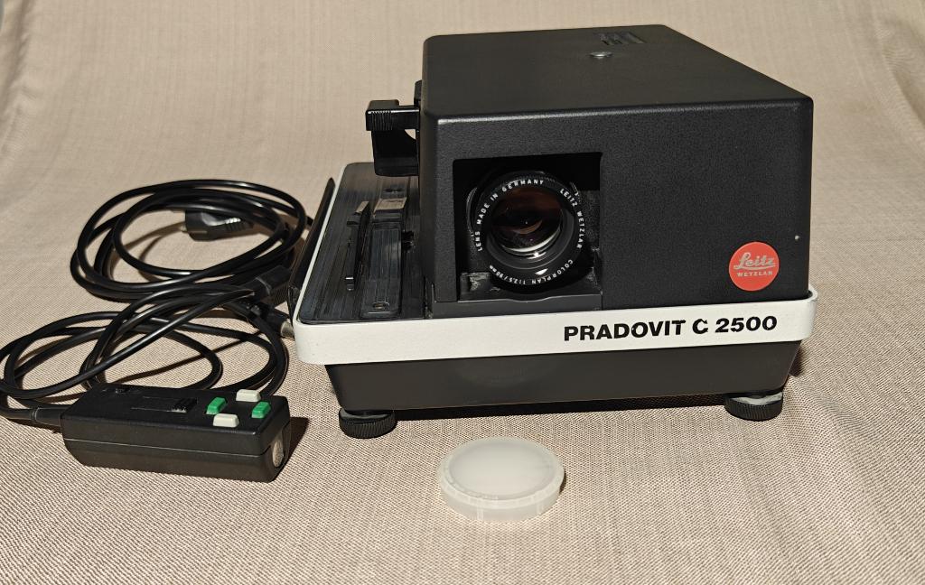Leitz (Leica) Pradovit C2500 diaprojector met afstandbe, Ophalen of Verzenden, Gebruikt