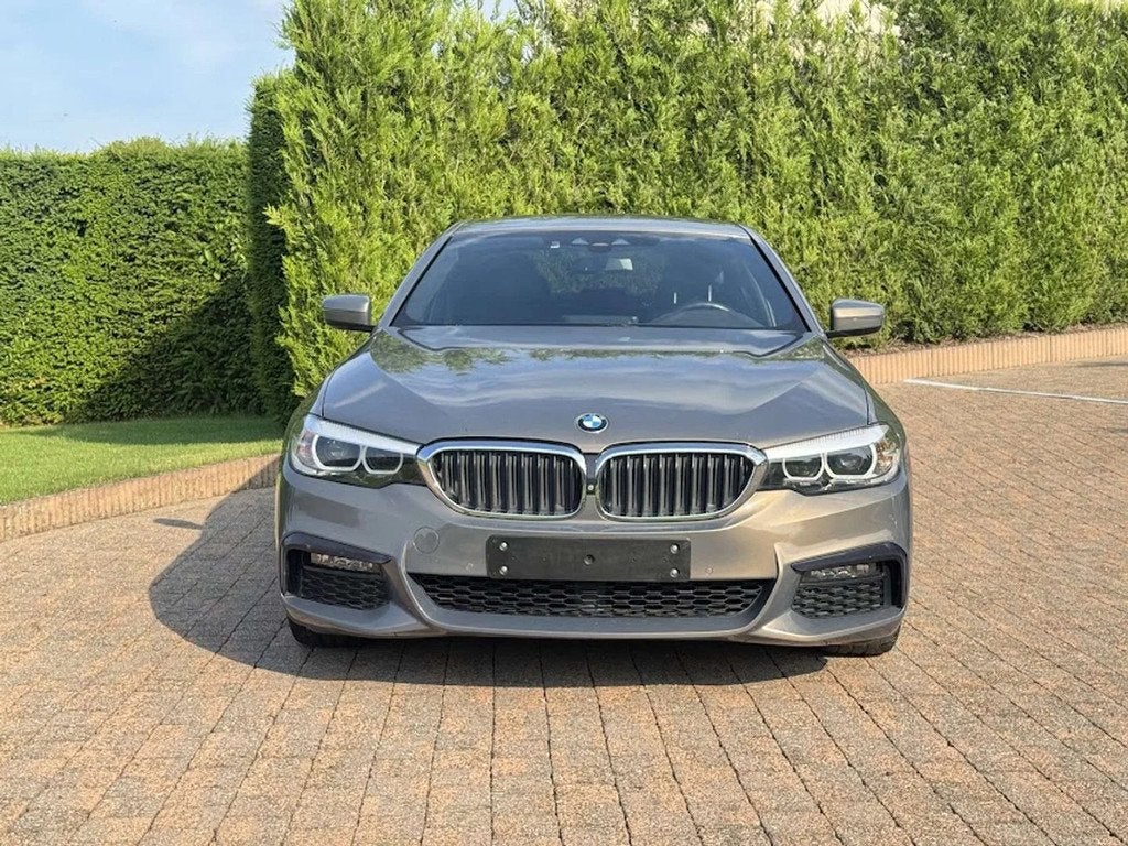 BMW 5 Serie 520 dA xDrive Sedan / M Sport / 360 CAM / MEM SE, Auto's, BMW, Automaat, 4 cilinders, https://public.car-pass.be/vhr/b44694a7-cd12-4fcd-b826-dddb14aa681f