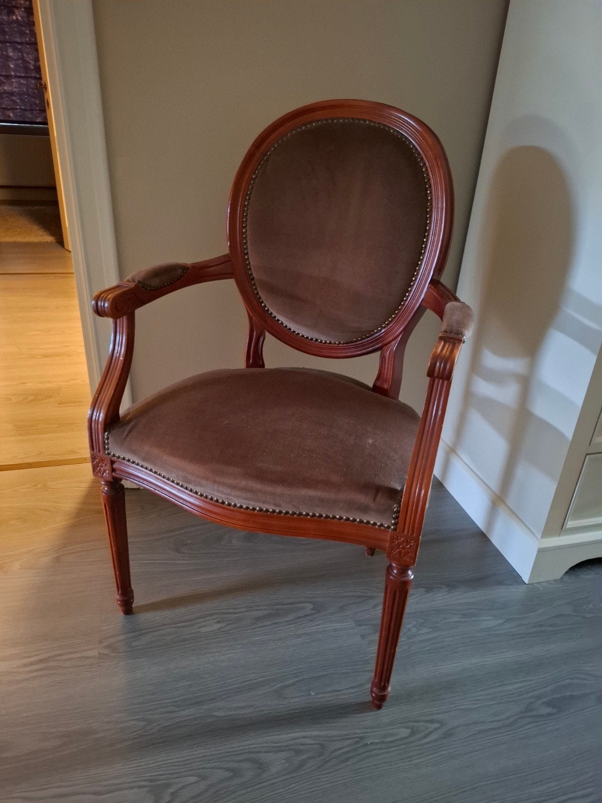 Louis XVI stoel met armleuning uit mahoniehout, Antiek en Kunst, Ophalen