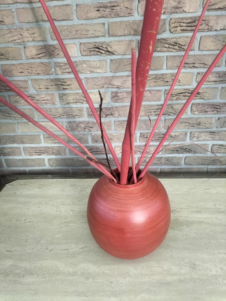 Vase rond rouge orangé en bambou et tiges de bambou, Enlèvement