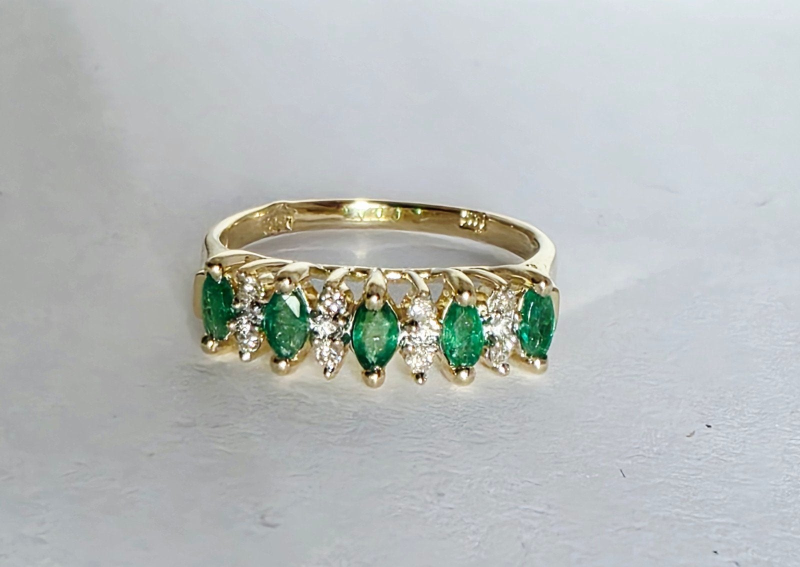 Artdeco gouden ring met smaragden en diamanten, Ophalen of Verzenden, Goud, Goud