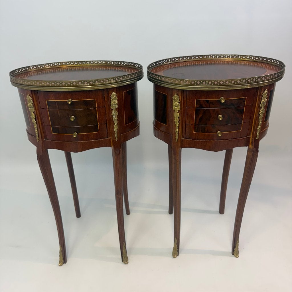 Une paire de tables de chevet anciennes de style Louis XVI, Maison & Meubles, 70 cm ou plus, Enlèvement ou Envoi, Moins de 45 cm