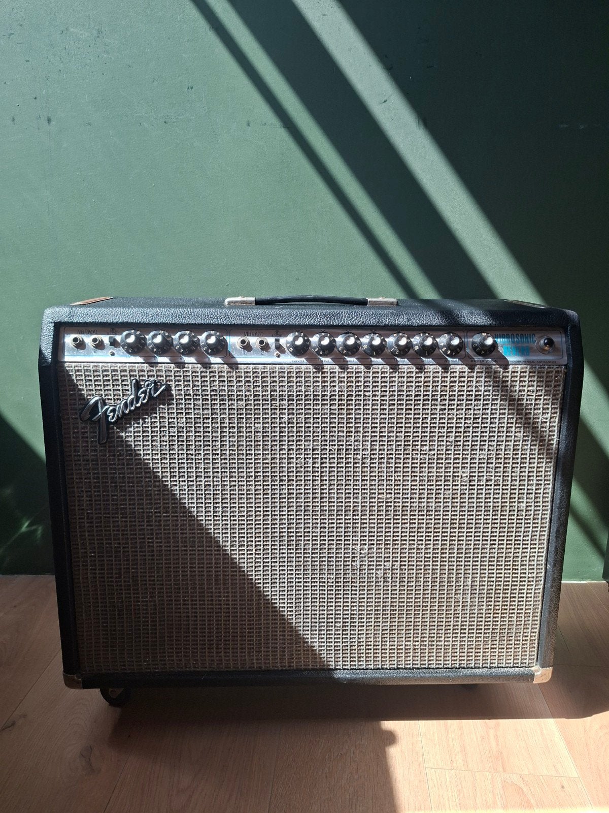 1976 Fender Vibrosonic Reverb
• Versterker was in 100% o, Enlèvement, Utilisé, Guitare, 100 watts ou plus